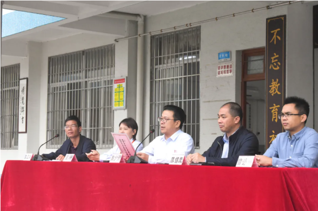 情系師生健康，愛心守護(hù)未來丨衍生健康醫(yī)藥向高村中學(xué)捐贈(zèng)價(jià)值28萬元的“元旦禮品”
