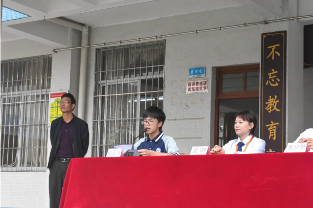 情系師生健康，愛心守護(hù)未來丨衍生健康醫(yī)藥向高村中學(xué)捐贈(zèng)價(jià)值28萬元的“元旦禮品”