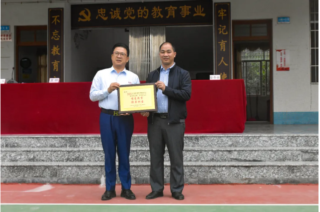 情系師生健康，愛心守護(hù)未來丨衍生健康醫(yī)藥向高村中學(xué)捐贈(zèng)價(jià)值28萬元的“元旦禮品”